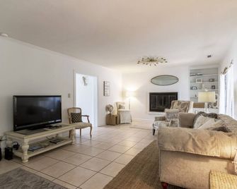 Original details in a 1950's fun ranch on the municipal golf course! - Wilmington - Living room