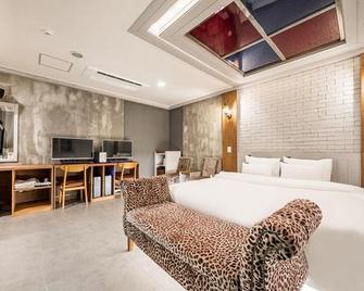 Pohang Mundeok Residential Hotel - Pohang - Bedroom