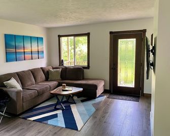 Cozy Sandhill Cottage, 15mi from Crystal Mountain, dog friendly - Elberta - Sala de estar