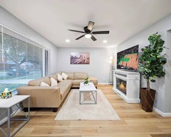 Spacious 4 Bed Room Haven in Clawson Near Bham - Clawson - Living room