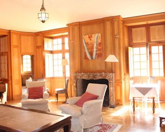 Chateau De La Cour Senlisse - Cernay La Ville