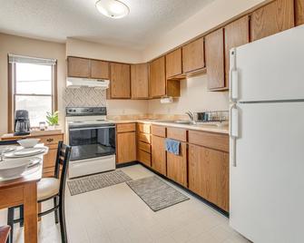 Savoy Apartment about 4 Mi to University of Illinois! - Savoy - Kitchen