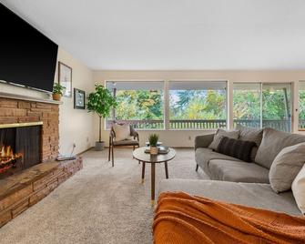 Chambers Bay Golf House in University Place, WA - University Place - Living room