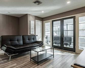 Adorable 1-bedroom home w/ Full Kitchen & Parking - Sleeps 4 - Orlando - Sala