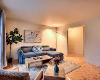 Free Parking! Montreal Comfort Value Convenience! Full Kitchen, Fast Wifi, Workspace, Smart Tv! - Montreal - Living room