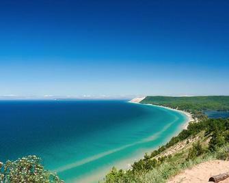 Arbutus Lake Retreat - Traverse City - Beach