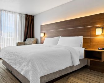 Holiday Inn Express & Suites Marion By IHG - Marion - Bedroom