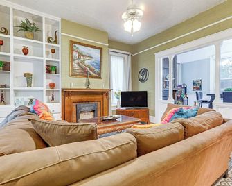Walk to Downtown Historic Home in Mobile - Mobile - Living room