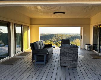 Luxe Livin’ in the TX Hill Country! - Leakey - Balcony