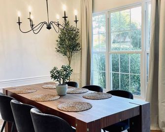 Beautiful home in the Heart of Five Forks, Simpsonville! - Simpsonville - Dining room