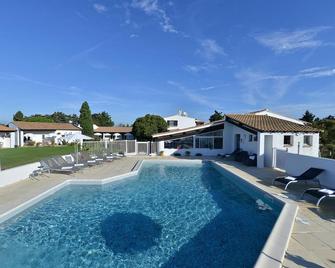 Hôtel Mas de la Grenouillère - Saintes-Maries-de-la-Mer - Piscina