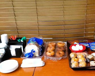 Holiday Host Motel & Rv Park - Sonora - Buffet