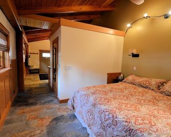 Carriage House Accommodations - Girdwood - Schlafzimmer