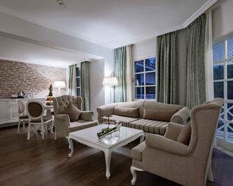 Euphoria Palm Beach Resort - Side - Living room