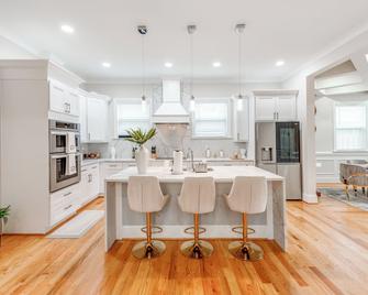 Modern Luxury Home Near Noda 5br, 5ba, Sleeps 10 - Σάρλοτ - Κουζίνα