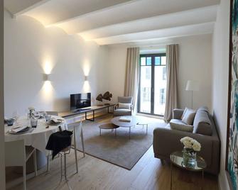 Apartaments Plaça Del Vi - Girona - Living room