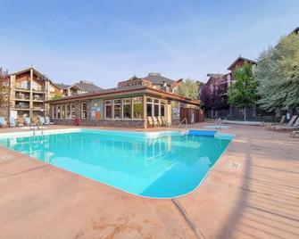 Beautiful Lakeside Condo Perfect For Families - Invermere - Pool
