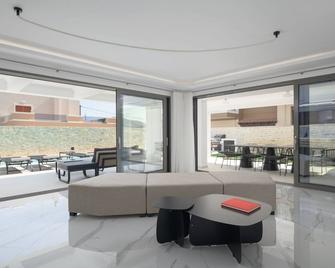 Ivory Villa, with effusive design! - Perama - Sala de estar