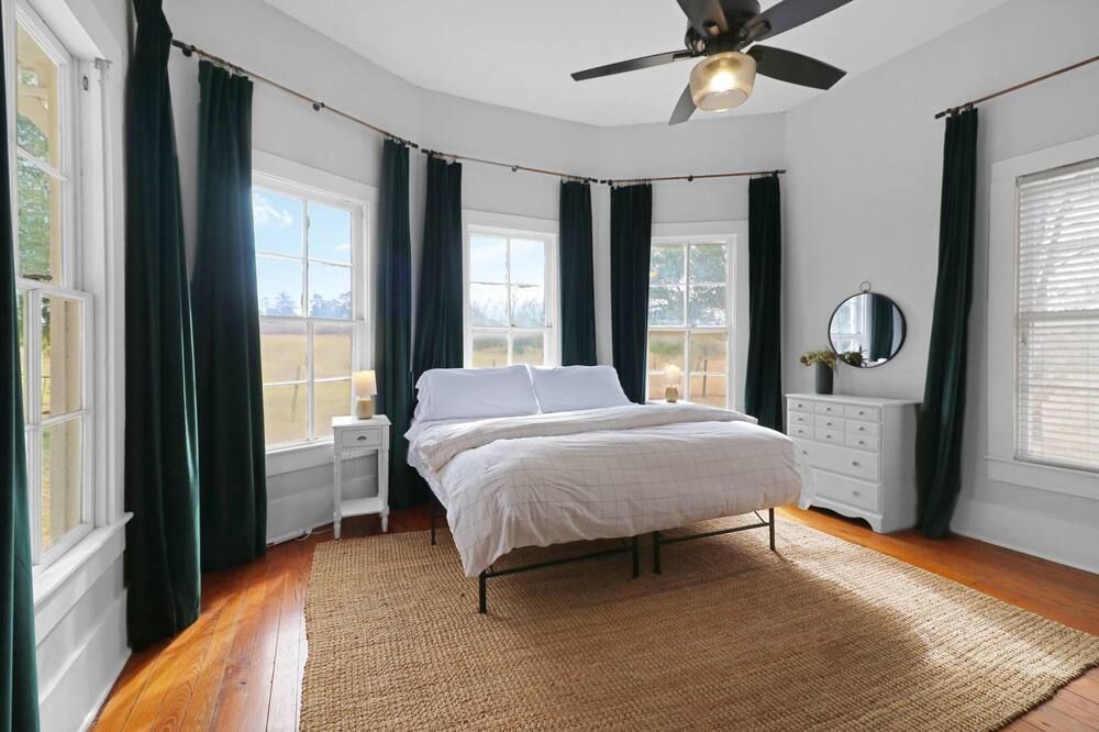 Country Farmhouse Close To Texas A&M, Wedding Venues, & Wineries! - Navasota - Bedroom