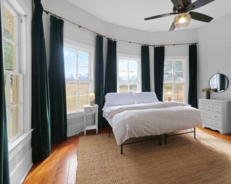 Country Farmhouse Close To Texas A&M, Wedding Venues, & Wineries! - Navasota - Bedroom