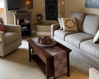 Mountain View Haus on Main - In the heart of 'Bavaria' - Leavenworth - Living room