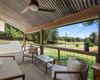 Pet-Friendly Farmhouse w/ Hot Tub, Fire Pit & Fishing Dock in Hendersonville - Hendersonville - Innenhof