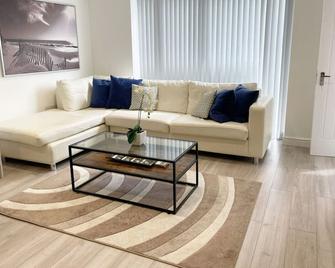 Maisy Lodge - Two Bed Lux Flat - Parking, Netflix, Wifi - Close To Blenheim Palace & Oxford - F2 - Kidlington - Living room