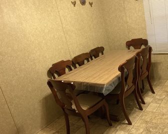 Quiet secluded private single wide mobile home - Jasper - Dining room