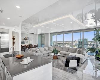 Highrise views of Las Olas, ocean and River Walk. 2 Miles from beach! - Fort Lauderdale - Living room