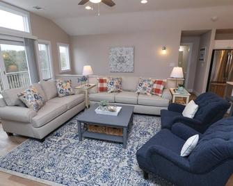 5 Br Oceanside Vacation Home - Private Pool, Hot Tub, Short Walk To Beach - Southern Shores - Living room