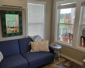 Naturalist Boudoir Lake House, Tiny House On Water - Lumberton - Sala de estar