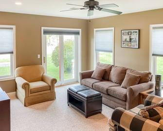 Mtn view condo, family resort, on golf course - Thornton - Living room