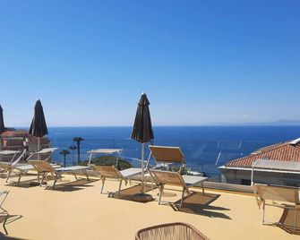 Hotel La Meridiana - סורנטו - מרפסת