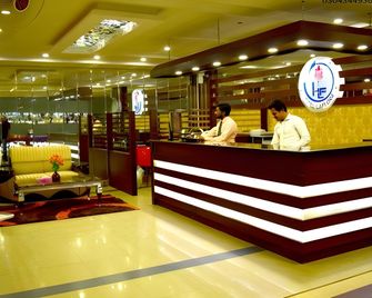 Five Mounts Hotel And Restaurant - Multān - Front desk