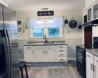 Newly updated country home boasts comfort & relaxation, near DuQuoin Fairgrounds - Du Quoin - Cocina
