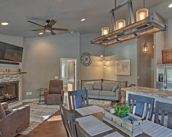 Lead Family Home w/ Hot Tub, 2 Mi to Deer Mountain - Lead - Living room