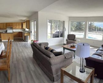 StoneRidge vineyard, view + pool - Okanagan Falls - Living room