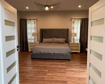 Modern 5 bedroom house is a perfect vacation rental for those looking to escape - Mauston - Camera da letto