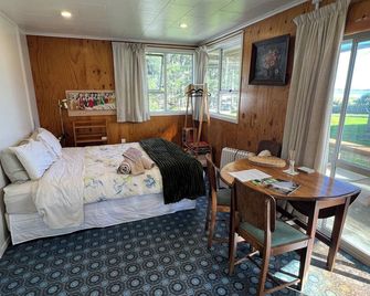 Cosy Aotea Harbour Cottage - water views - Kawhia - Habitación