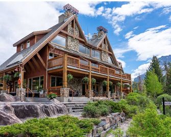 Cozy Mountain Chalet with Loft | Hot Pools Access! - Banff - Edificio