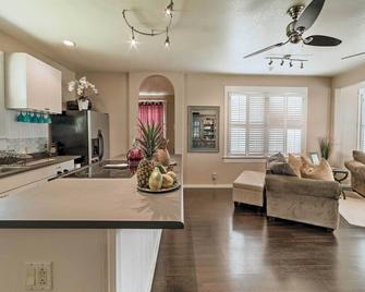 Hawaiian Hideaway with Yard Less Than 2 Miles to Hilo Bay! - Hilo - Kitchen