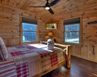 Carters Cozy Cabin - Peaceful Cabin With 13 Acres of Lawn Trees and Trails - Blue Ridge - Bedroom