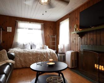 Rare Beautiful Beach Suite w/brand new bath & Private Entrance & patio! - Jacksonville Beach - Bedroom