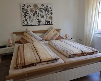 Holiday home with 2 bedrooms and private garden - Kaisersesch - Slaapkamer
