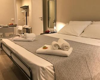 Honey Rooms Ferrara - Ferrara - Yatak Odası