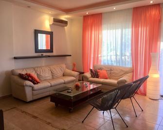 Diamond Resort is situated in the quiet suburbs of Nea Peramos - Néa Péramos - Wohnzimmer