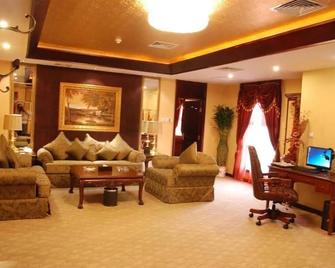 Hongluo Harbor Holiday Hotel - Xianyang - Living room