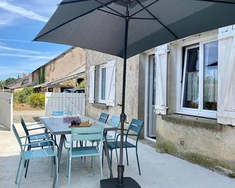 Maison de vacances spacieuse près de la forêt, avec jardin, cheminée, wifi, et équipements de loisirs. - FR-1-306-1223 - Le Gâvre - Patio