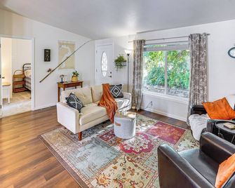 1 Mi to Tubbs Hill & Lake: Midtown Home w/ Yard! - Coeur d'Alene - Living room