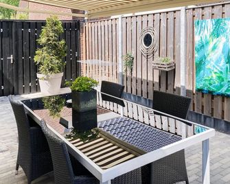 Gorgeous Home In Bunschoten-Spakenb - 분스초텐 - 파티오